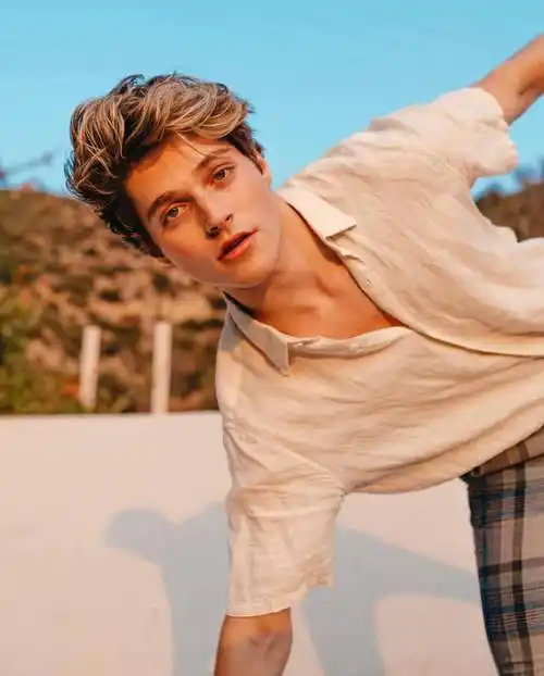 6686体育app铁牌作者Evelyn